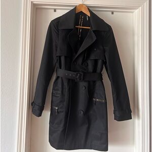 Great above knee chic rain coat by Guess. Size large. Fits like a size 10.